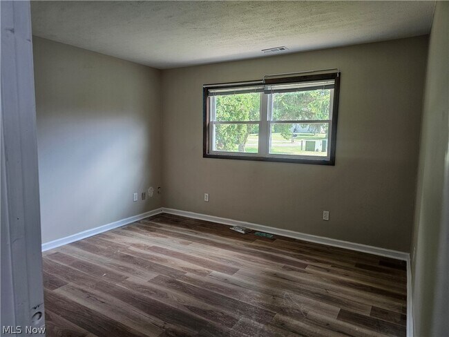Building Photo - 14742 Hillcrest Ave