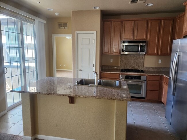 Building Photo - 2 bedroom 2 bathroom 1 car garage townhouse