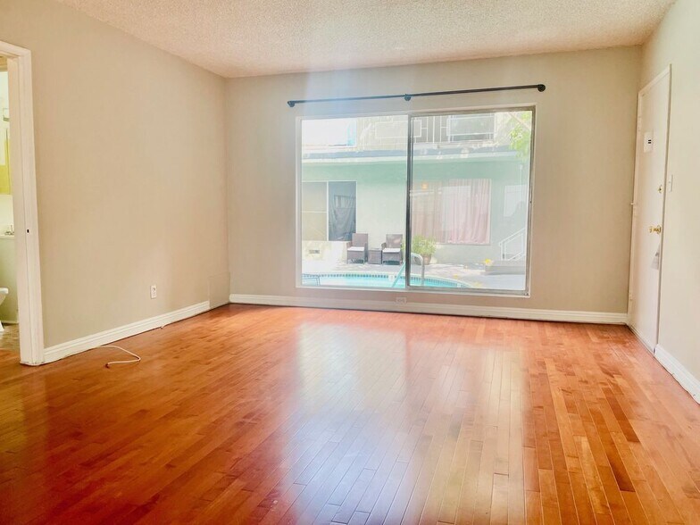 Building Photo - 941 N San Vicente Blvd