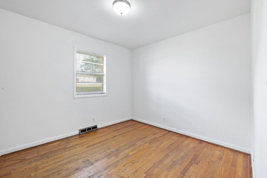 Bedroom 3 - 1319 Legend Rd