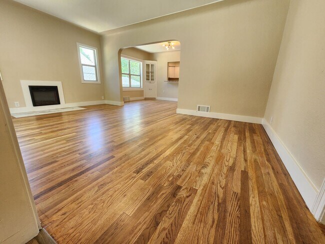 Building Photo - Completely remodeled 5 bed 2 bath home