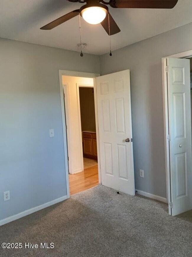 Building Photo - 206 Red Carnation Dr