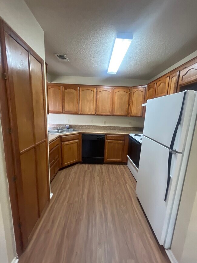Building Photo - 2 bedroom Water included ! Must see!