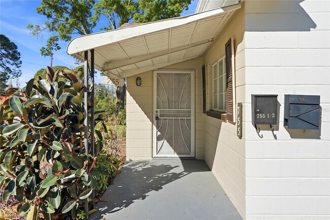 Building Photo - 755 Alamanda Way S