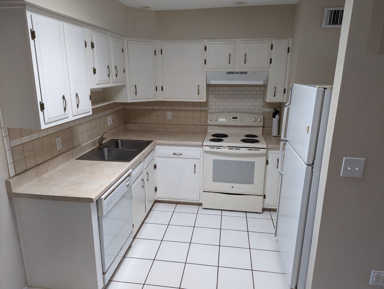 Kitchen - 3646 E Blacklidge Dr