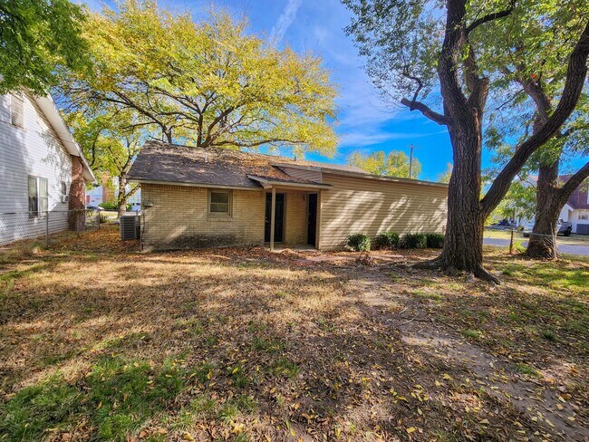 Building Photo - Newly Renovated 3 bedroom 1 bath home in Shawnee