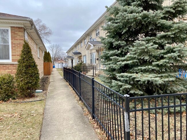 Primary Photo - 5526 W Windsor Ave