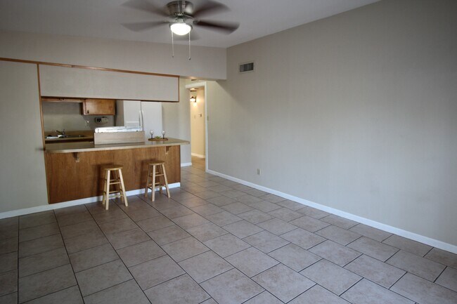 Family room looking to Kitchen - 1110 E Broadmor Dr