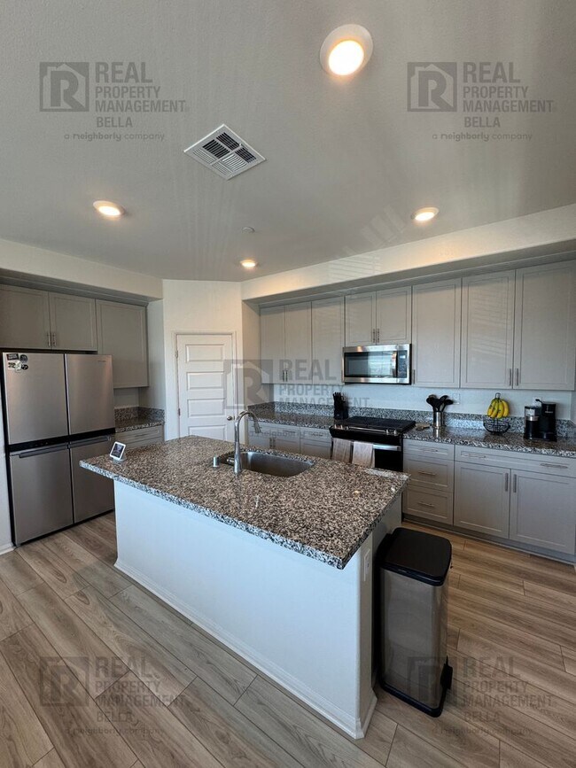 Building Photo - Modern 4-Bedroom Condo with Prime Temecula...