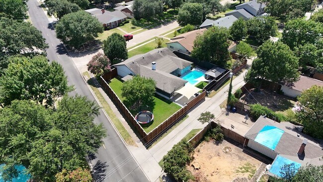 Building Photo - 7765 El Pensador Dr