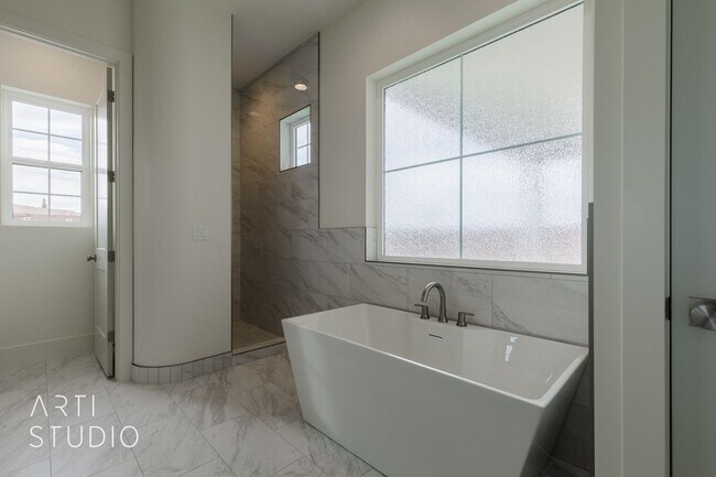 Building Photo - Beautiful Fully Furnished 3 bedroom, 2.5 B...