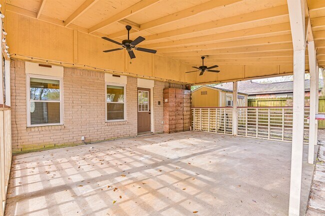 Building Photo - 222 Old Oaks St