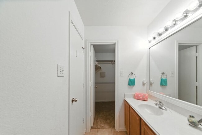 Building Photo - 142 Thunder Basin Dr