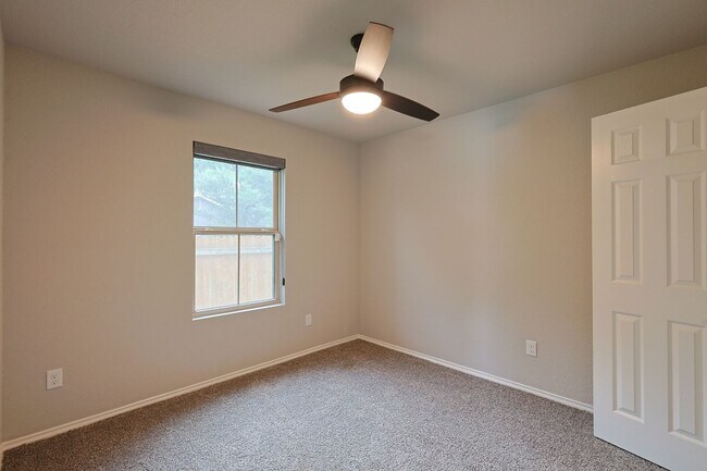 Building Photo - Charming 3/2 Minutes from Downtown NBTX