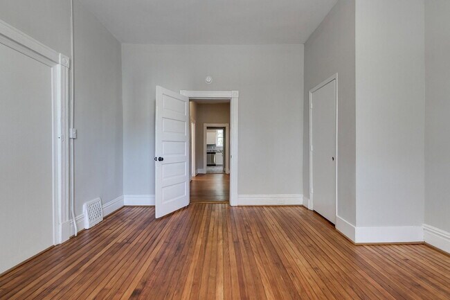 Building Photo - 3418 Carolina Ave