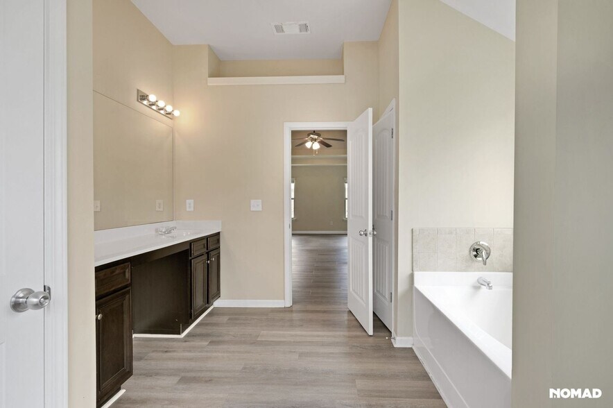 Building Photo - 813 Golden Isles Dr