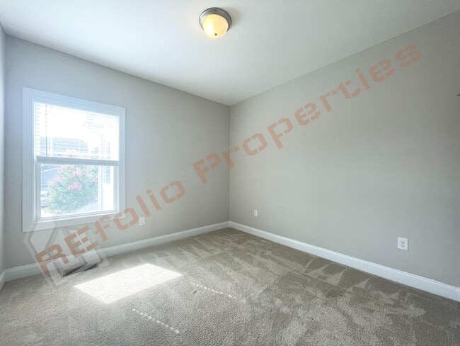 Building Photo - Lovely & Spacious 3 Bedroom, 2.5 Bathroom ...