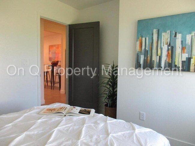 Building Photo - 646 N 10th Ave