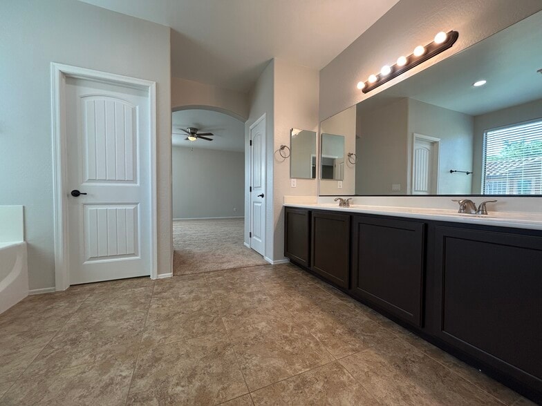 Building Photo - 4123 E Cherry Hills Dr