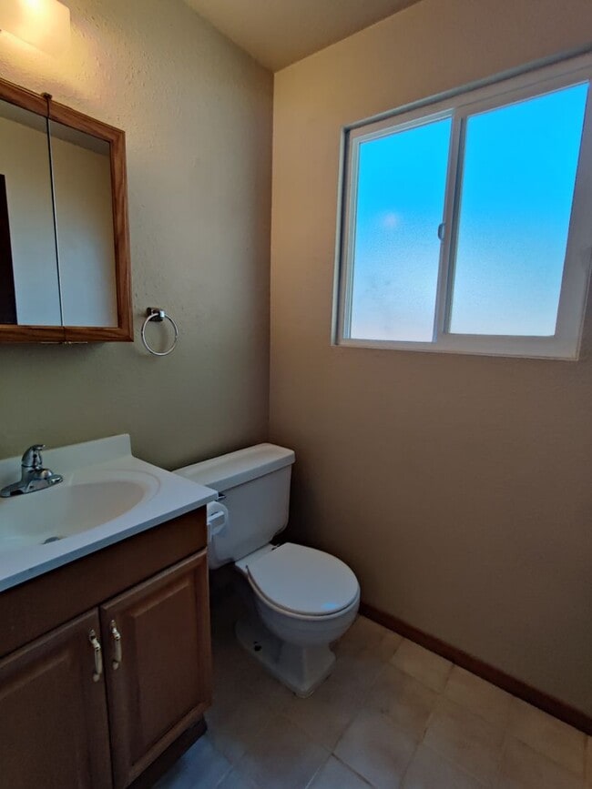 Building Photo - Central Kennewick Duplex for Rent