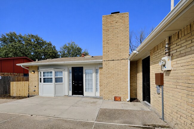 Building Photo - Charming 3-Bed, 2-Bath Home with Pool in Grand Prairie