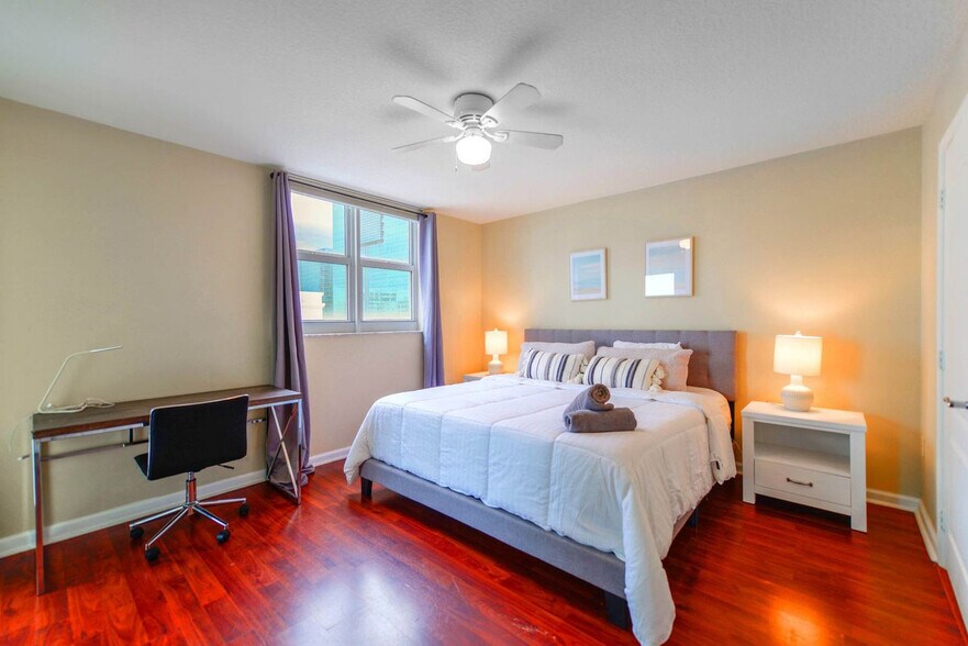 Building Photo - 1 SE 12th St