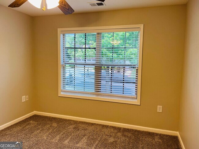 Building Photo - 5750 Crest Hill Dr NE
