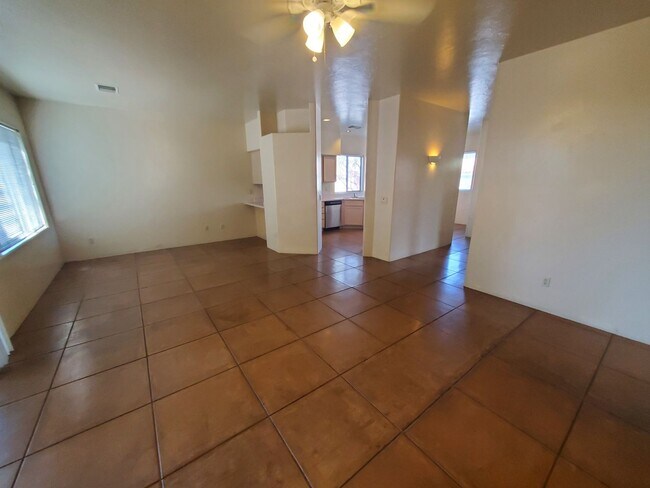 Building Photo - Central Tucson, close to everything, community pool