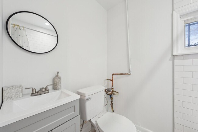 Building Photo - Spacious & Renovated Rental Home on Oversi...
