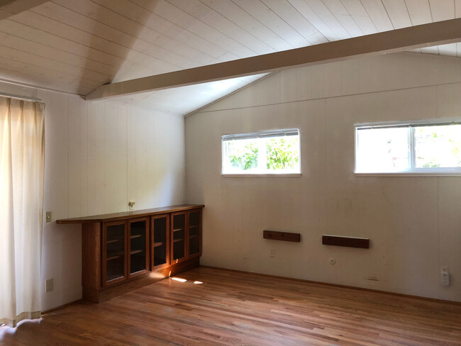 Building Photo - Adorable Two Bedroom in Pacific Grove!