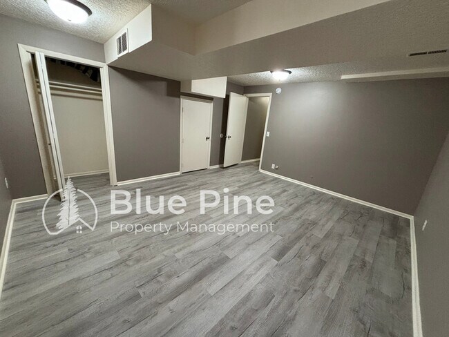 Building Photo - 1464 Falcon Dr