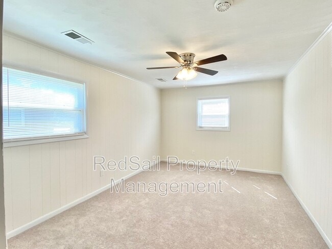 Building Photo - 437 Fox Hill Rd