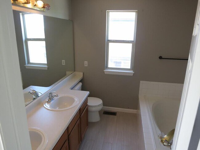 Building Photo - 3 bedroom / 3 bathroom / 3 car garage!