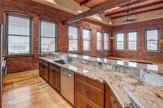 Building Photo - 425 W Lakeside Ave