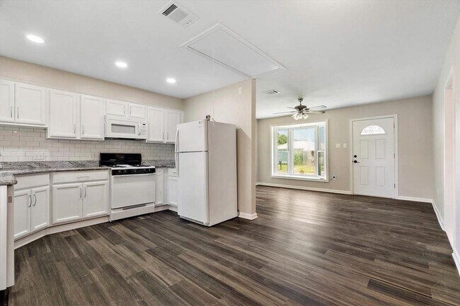 Building Photo - 1217 Parkway Dr