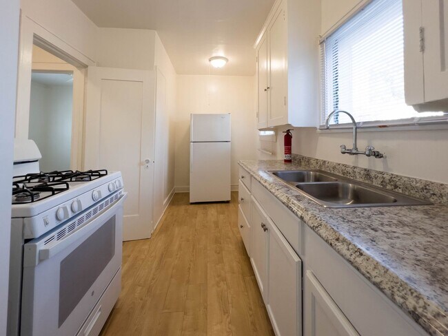 Building Photo - Charming 2nd-Floor 1BR in Alhambra | New Carpet, Granite Counters & Free Laundry!