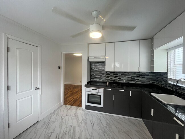 Building Photo - FIRST FLOOR UNIT WATER PAID!