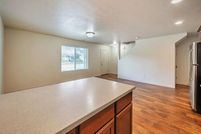 Building Photo - Awesome 2 Story Townhome in Vineyard with ...