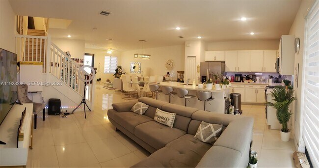 Building Photo - 2414 SW 145th Pl