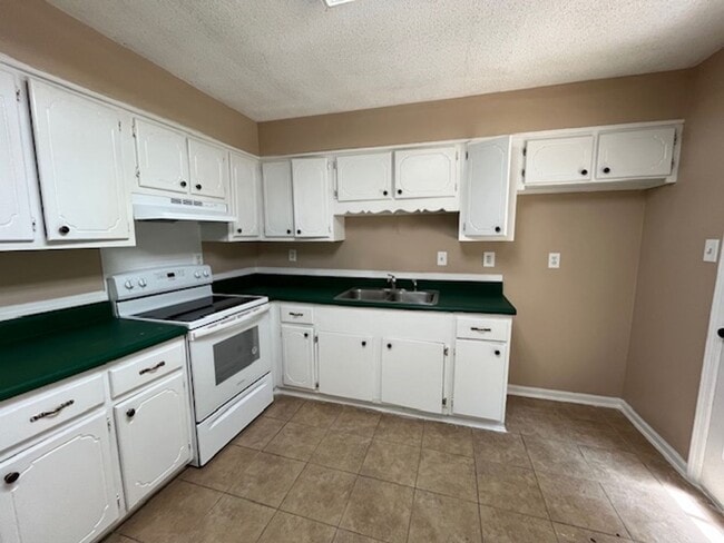 Building Photo - Renovated 3 Bedroom 1 Bath Home for Rent!