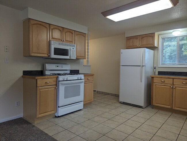 Building Photo - Two bedroom near Twin Peaks Golf Course!