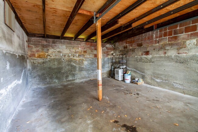 Building Photo - Charming One Bedroom Unit in Fourplex with Original Hardwoods, Breakfast Nook, Detached Garage