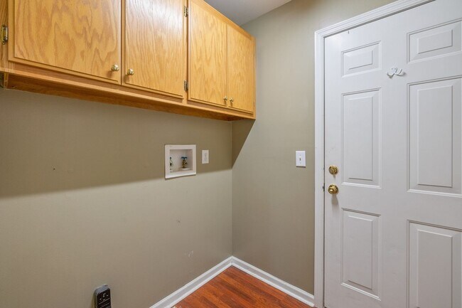 Building Photo - 7037 Mooreland Ct