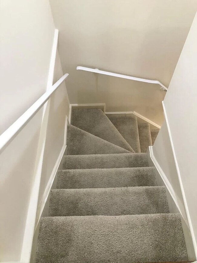 Building Photo - Regency Estates 5 BR 3 BA