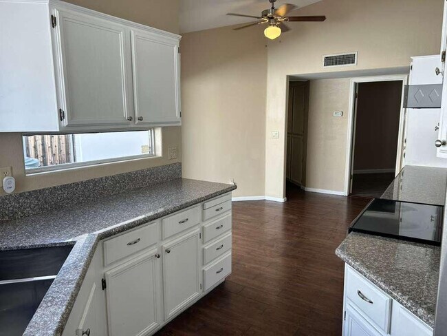 Building Photo - 15822 N 5th Ave