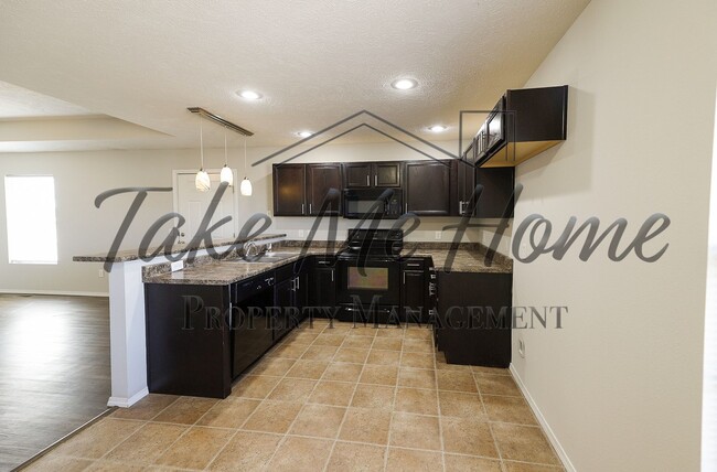 Building Photo - Charming 3 Bedroom