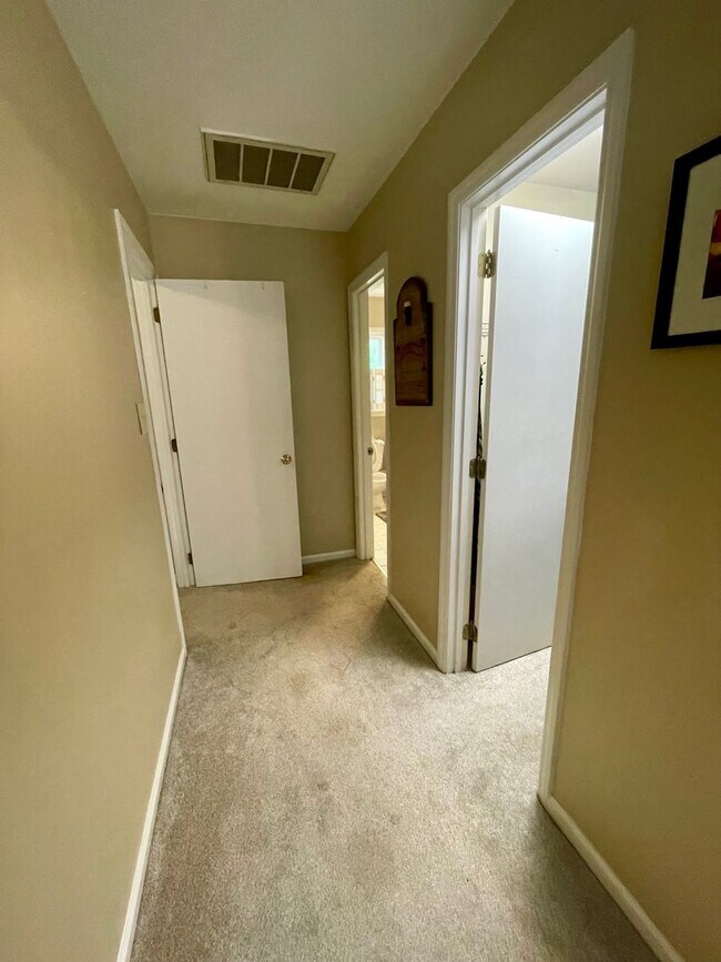 Building Photo - Adorable Home in Raeburn! 3Br/2BA