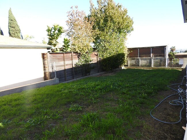 Building Photo - WOW views from this classic 3 bed 2 bath home