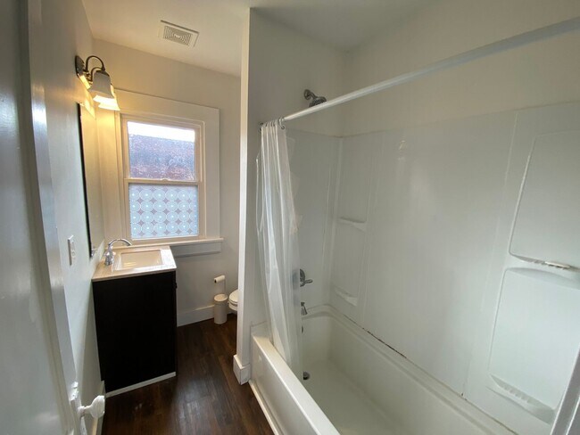 Building Photo - E Hudson St 163-167 NSLLC