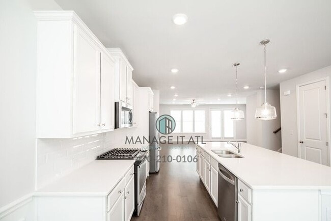 Building Photo - Great location! Elegant Townhome in Doraville